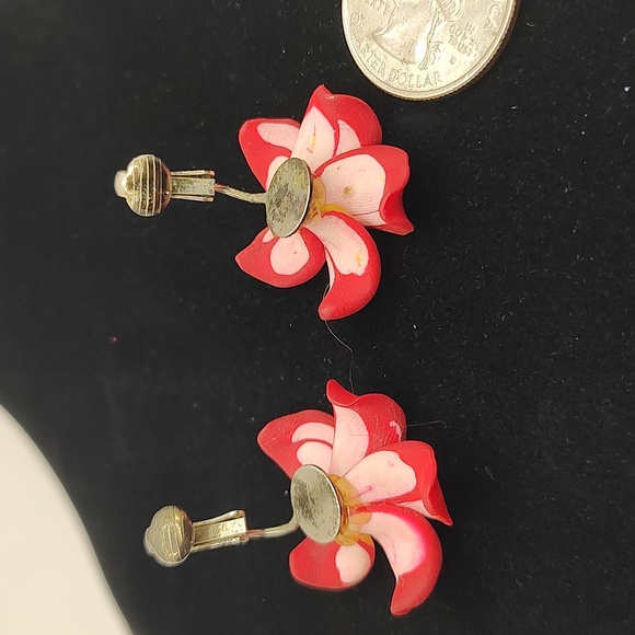 Vintage plumeria clip on earrings, light weight - Picture 4 of 5